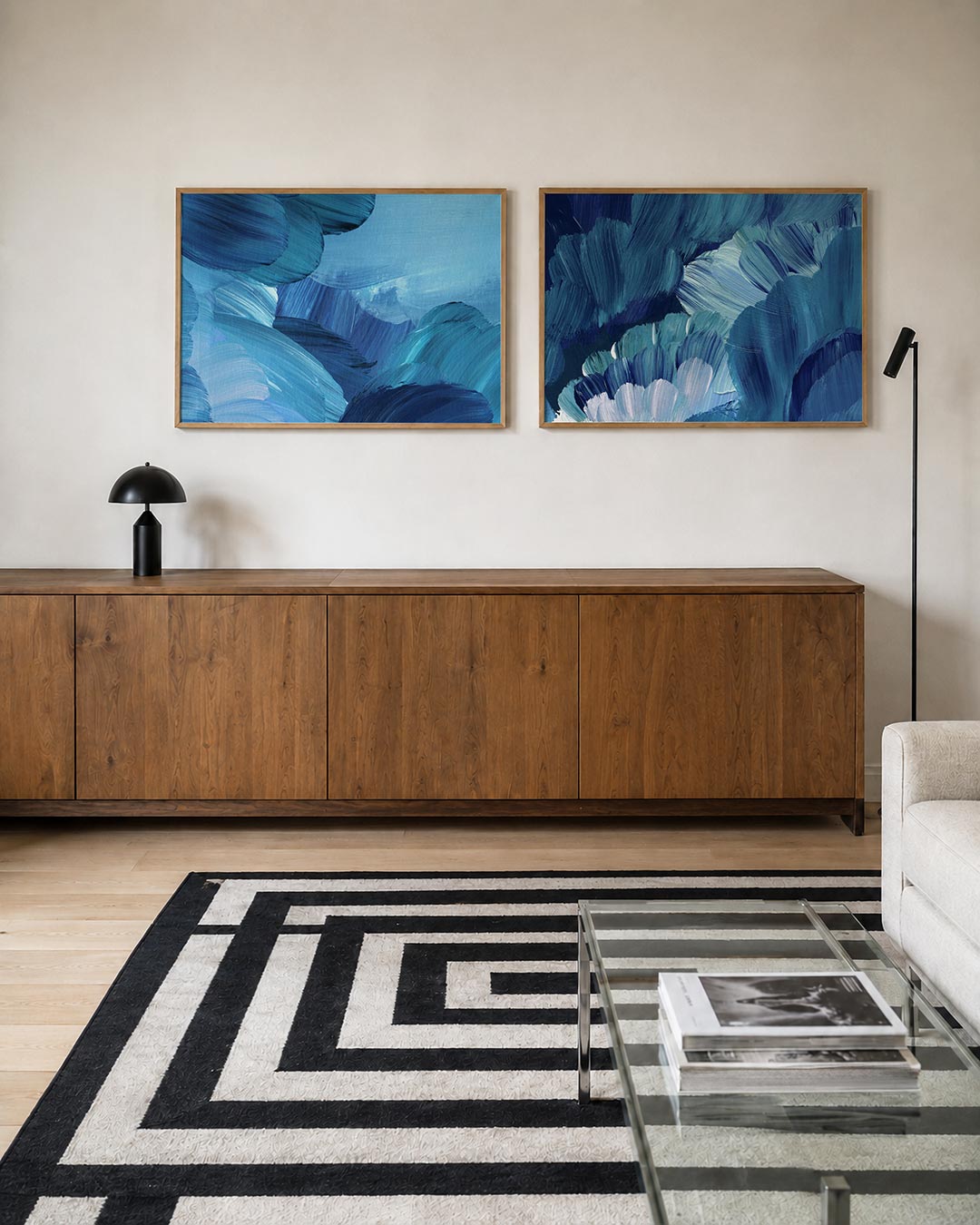 Interieurbeeld met twee liggende posters: deze tweedelige posterset heeft blauwe penseelstreken