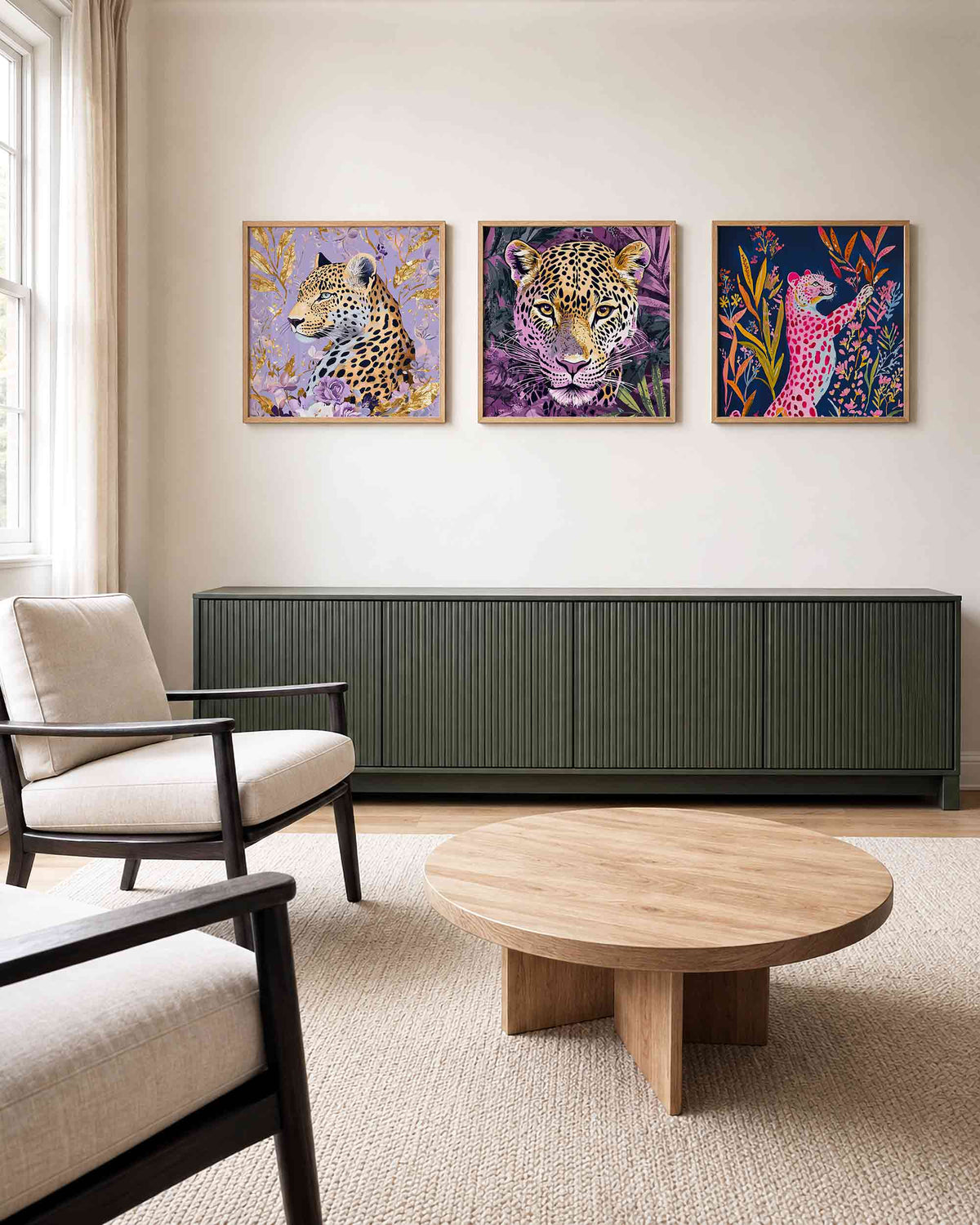 Interieurpresentatie van een driedelige vierkante posterset met luipaarden in bloemen
