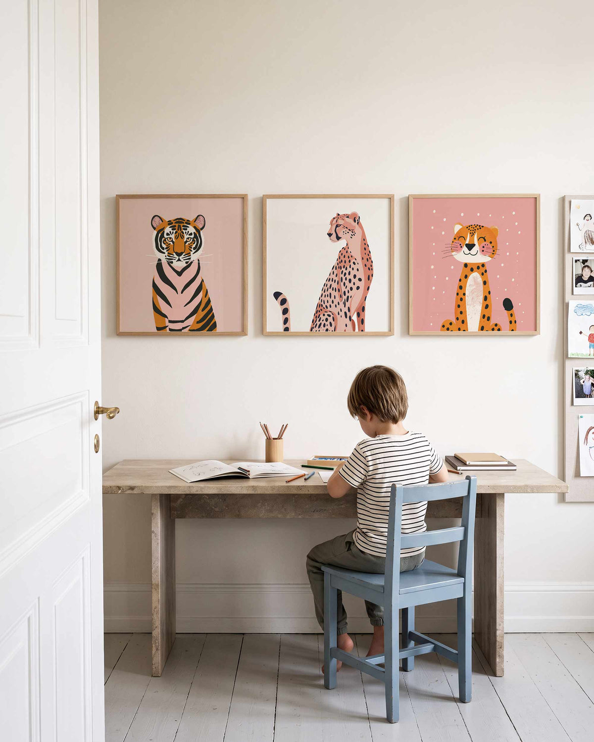 Interieurpresentatie van een driedelige vierkante posterset met grote katten