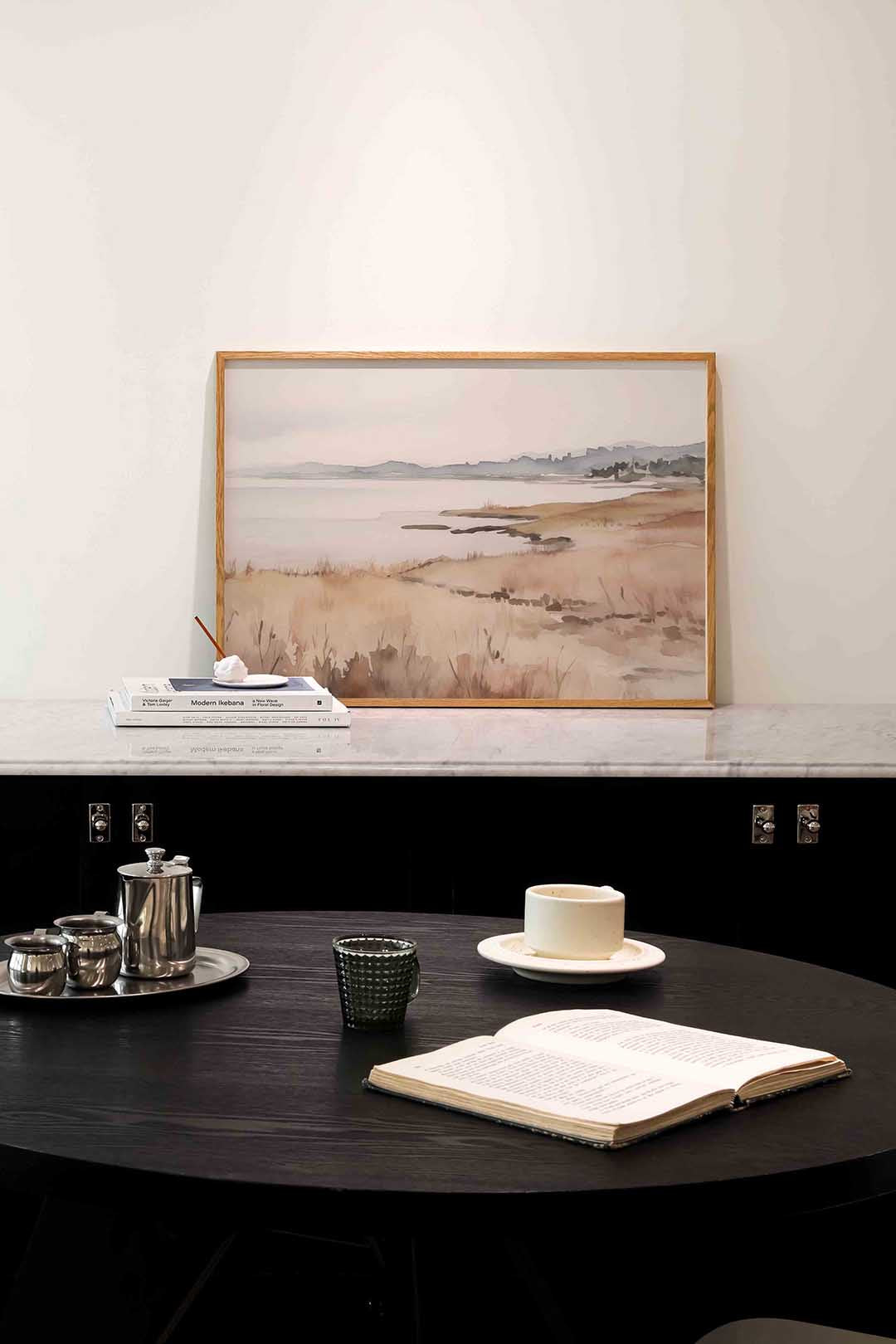 Landschap met water en heuvels Poster