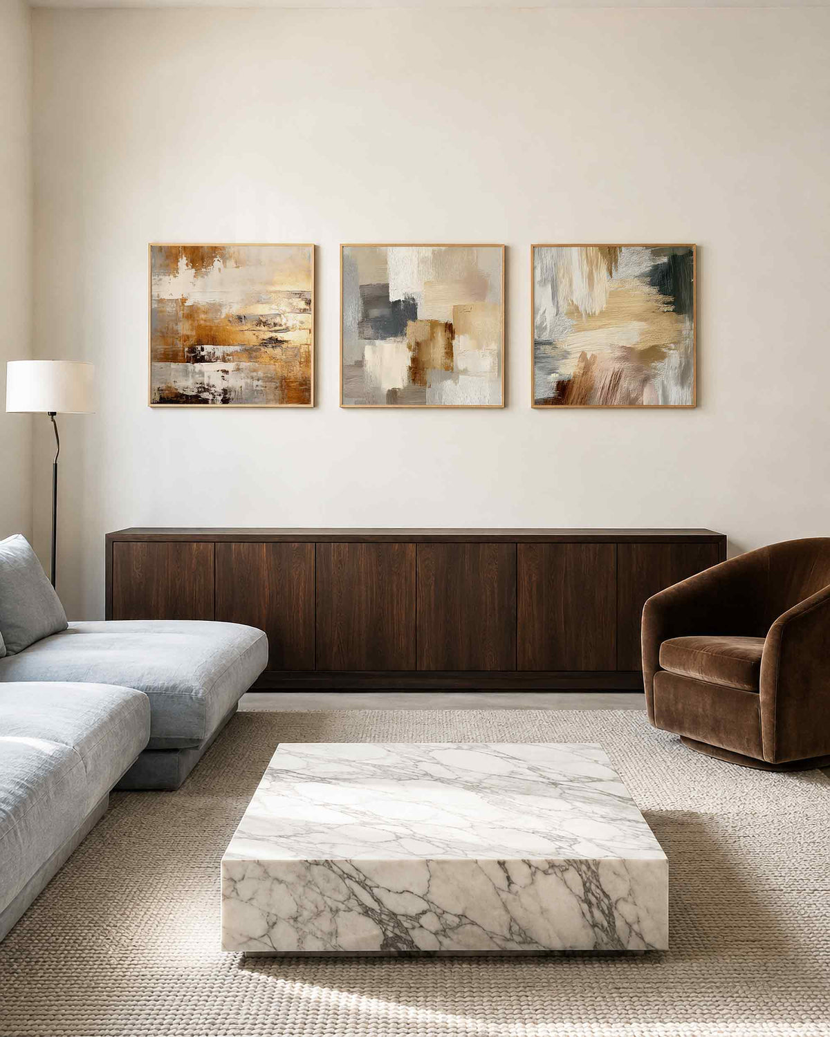 Interieurpresentatie van een driedelige vierkante posterset met abstracte aardetinten