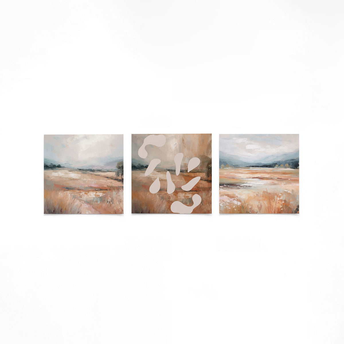 Drie vierkante posters met abstracte landschappen op een gebroken witte achtergrond