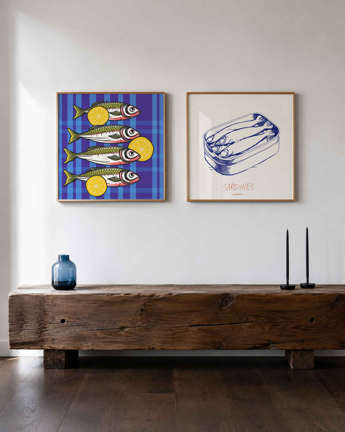 Interieurpresentatie van een tweedelige vierkante posterset met sardines en citroen