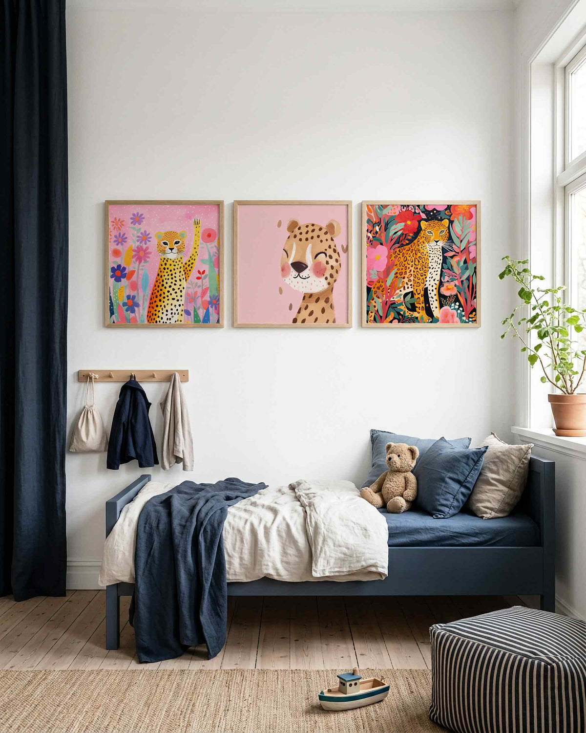 Interieurpresentatie van een driedelige vierkante posterset met gevlekte luipaarden