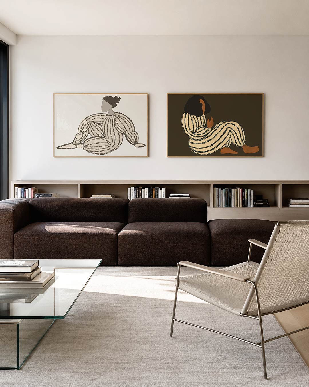 Twee liggende posters met een figuur met vloeiende lijnen en zachte kleuren, aan de muur in een interieur