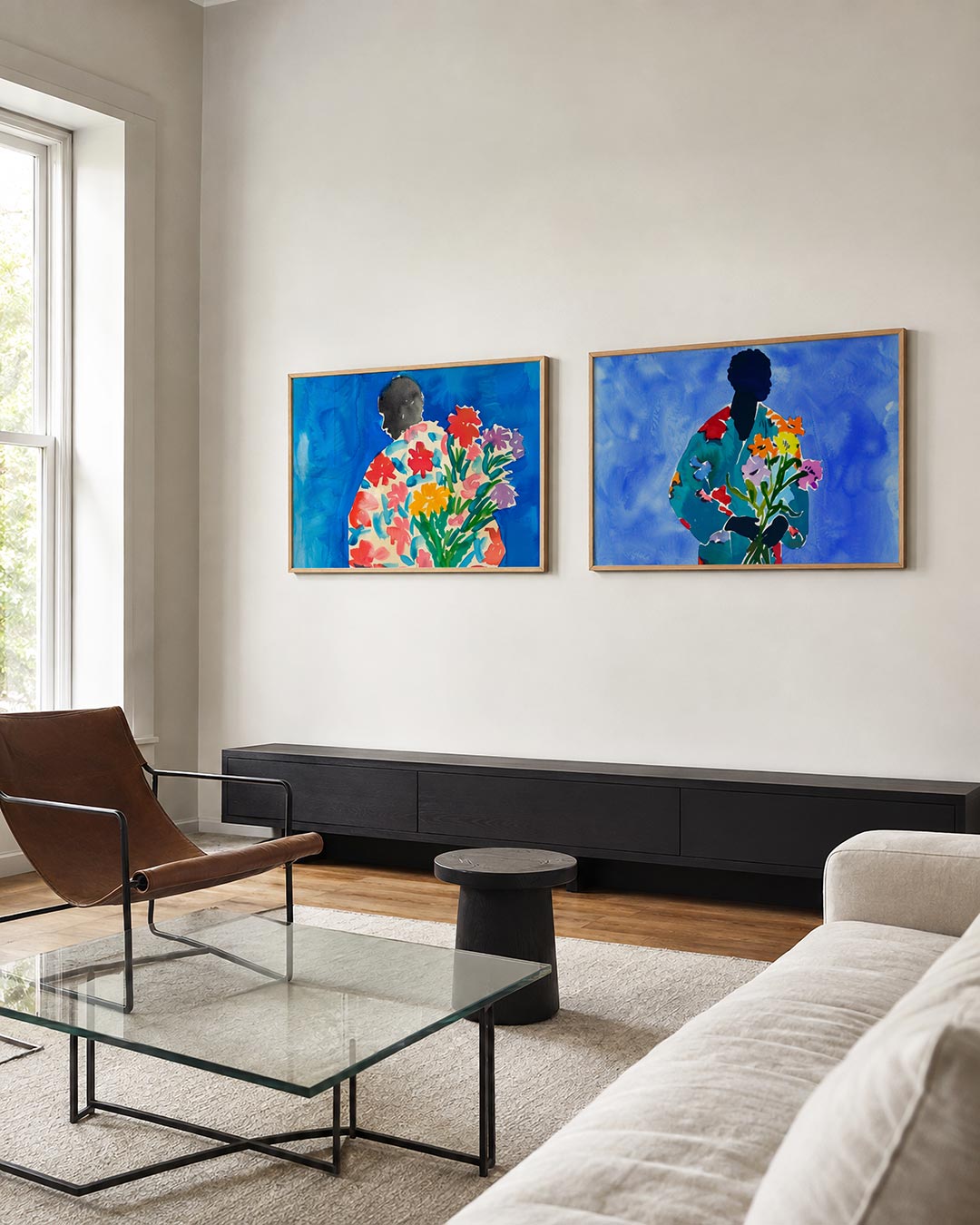 Interieurpresentatie van twee posters met een silhouet gevuld met levendige bloemen tegen een diepblauwe achtergrond