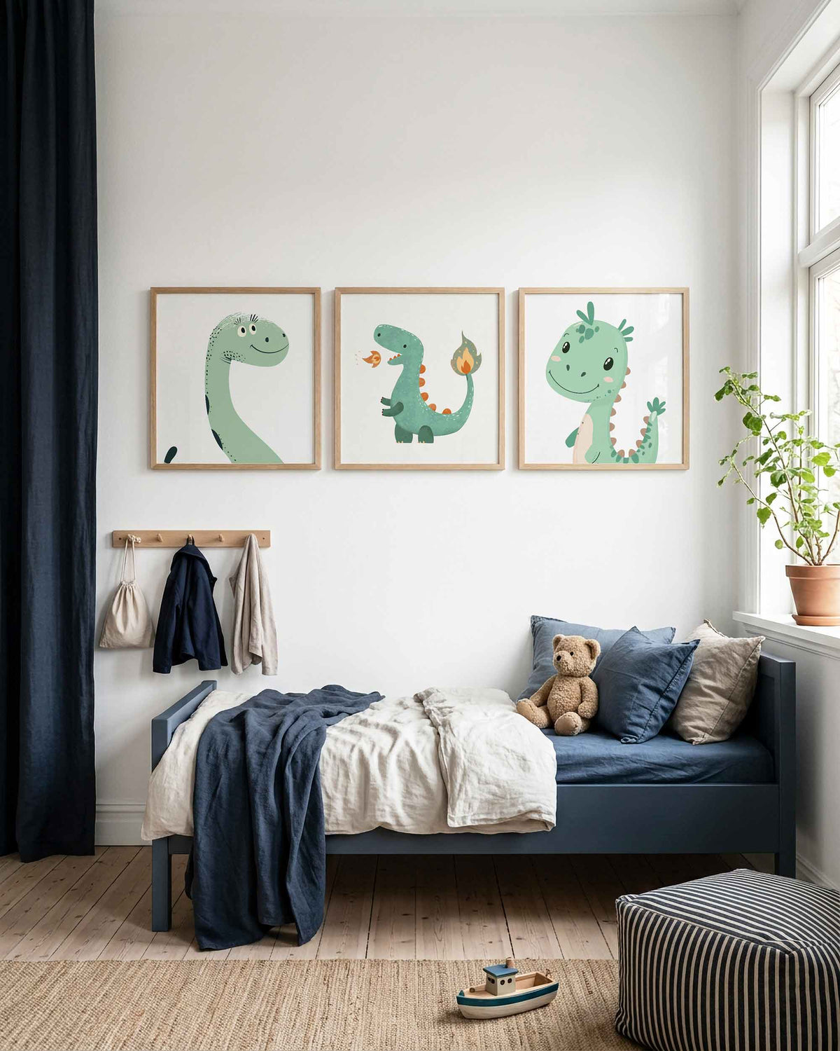 Interieurpresentatie van een driedelige vierkante posterset met groene dino