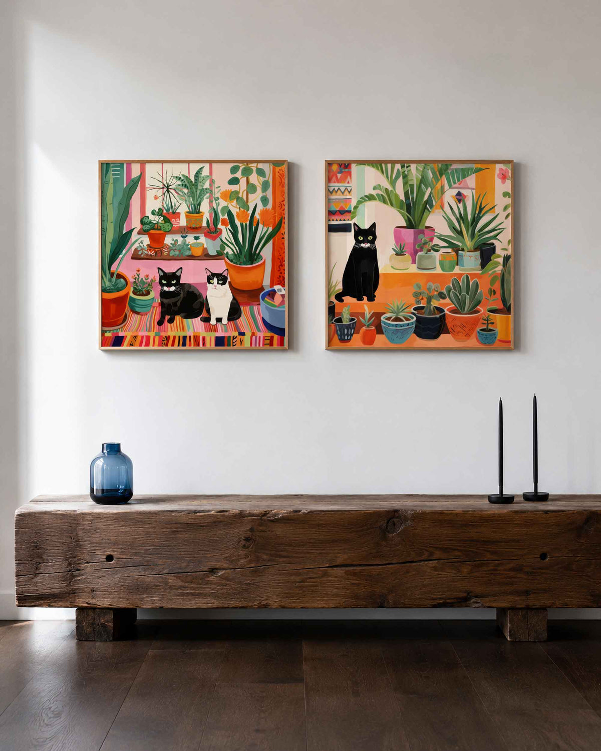 Interieurpresentatie van een tweedelige vierkante posterset met katten en kamerplanten