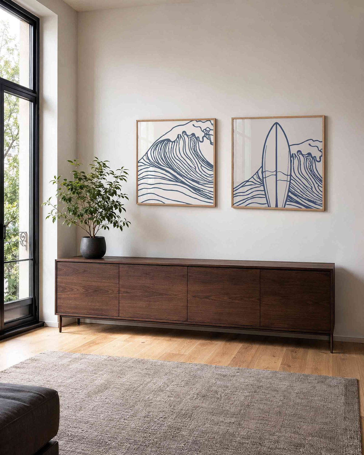 Interieurpresentatie van een tweedelige vierkante posterset met surfgolf