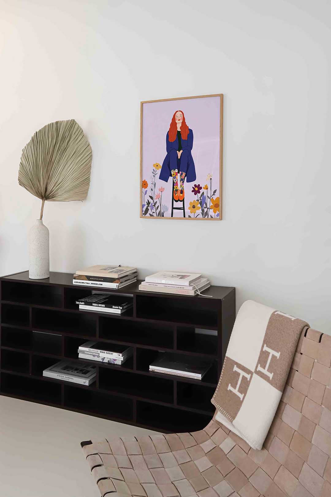Vrouw op kruk met bloemen Poster