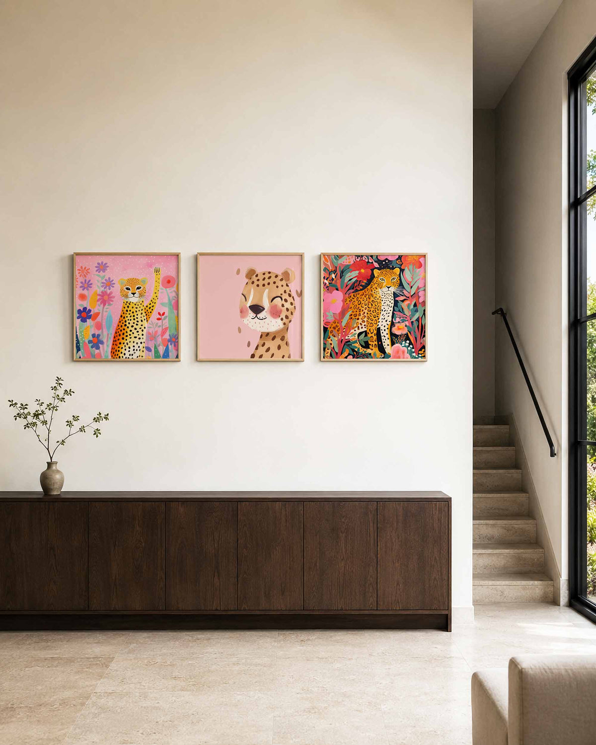 Interieurpresentatie van een driedelige vierkante posterset met gevlekte luipaarden