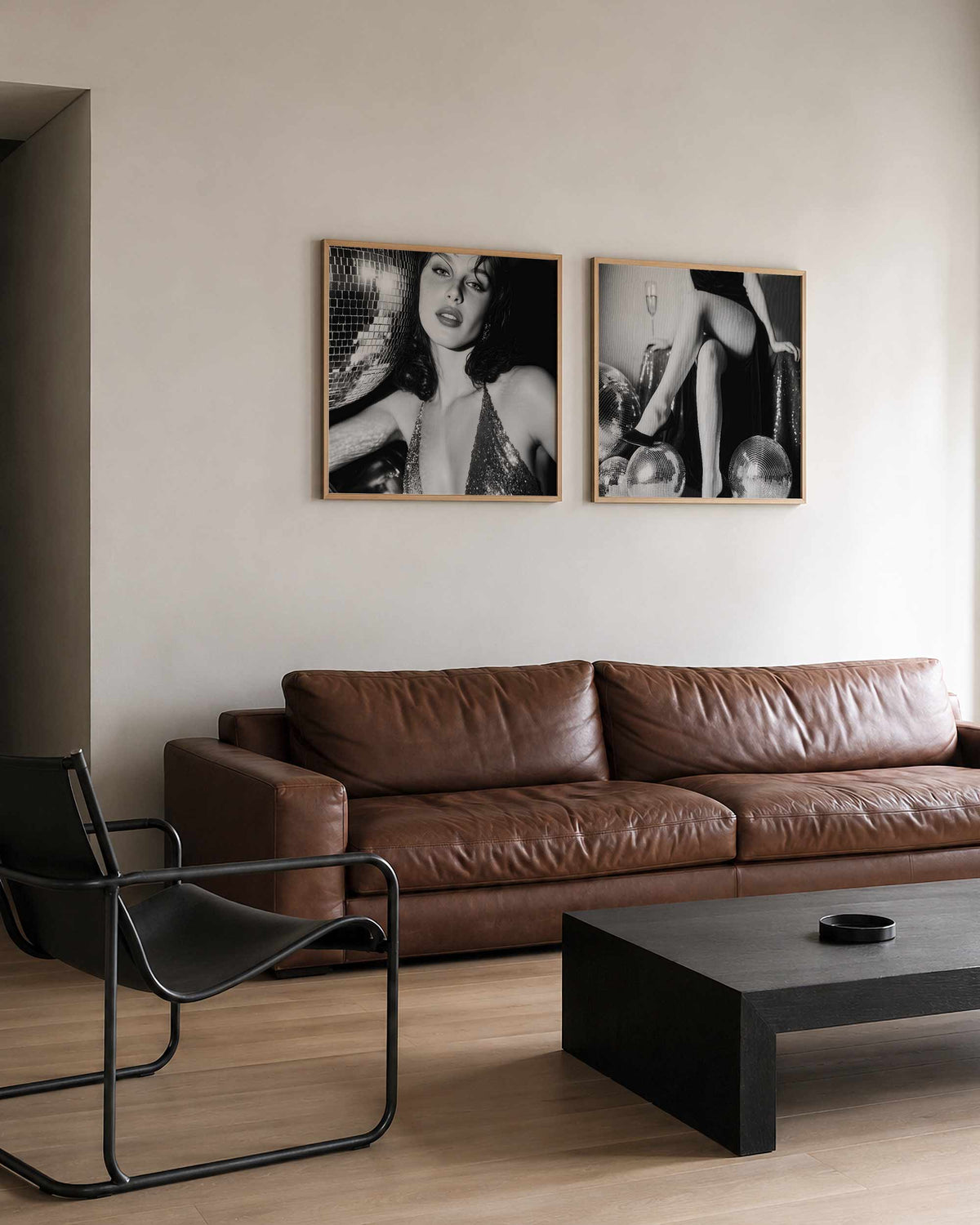 Interieurpresentatie van een tweedelige vierkante posterset met discoportretten