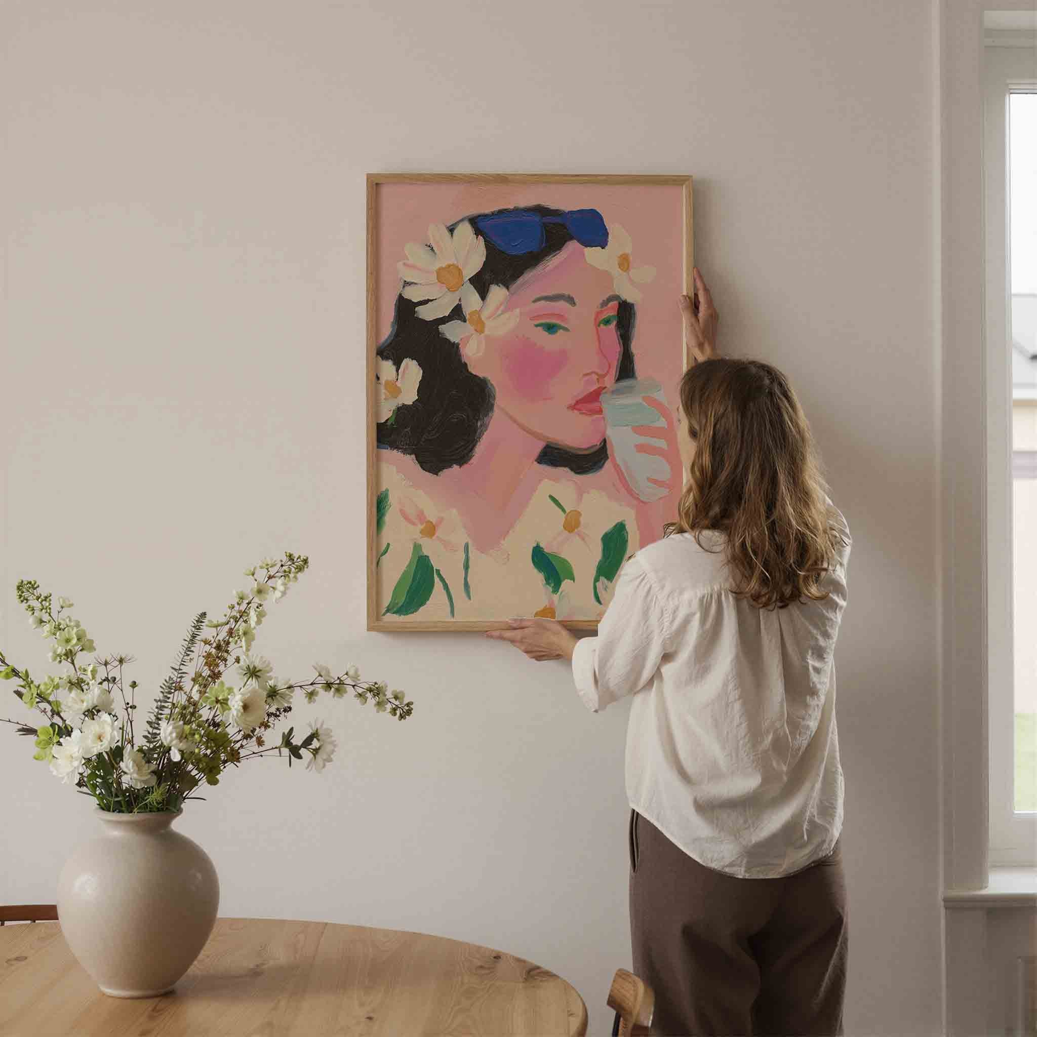 Vrouw met bloemen en zonnebril Poster