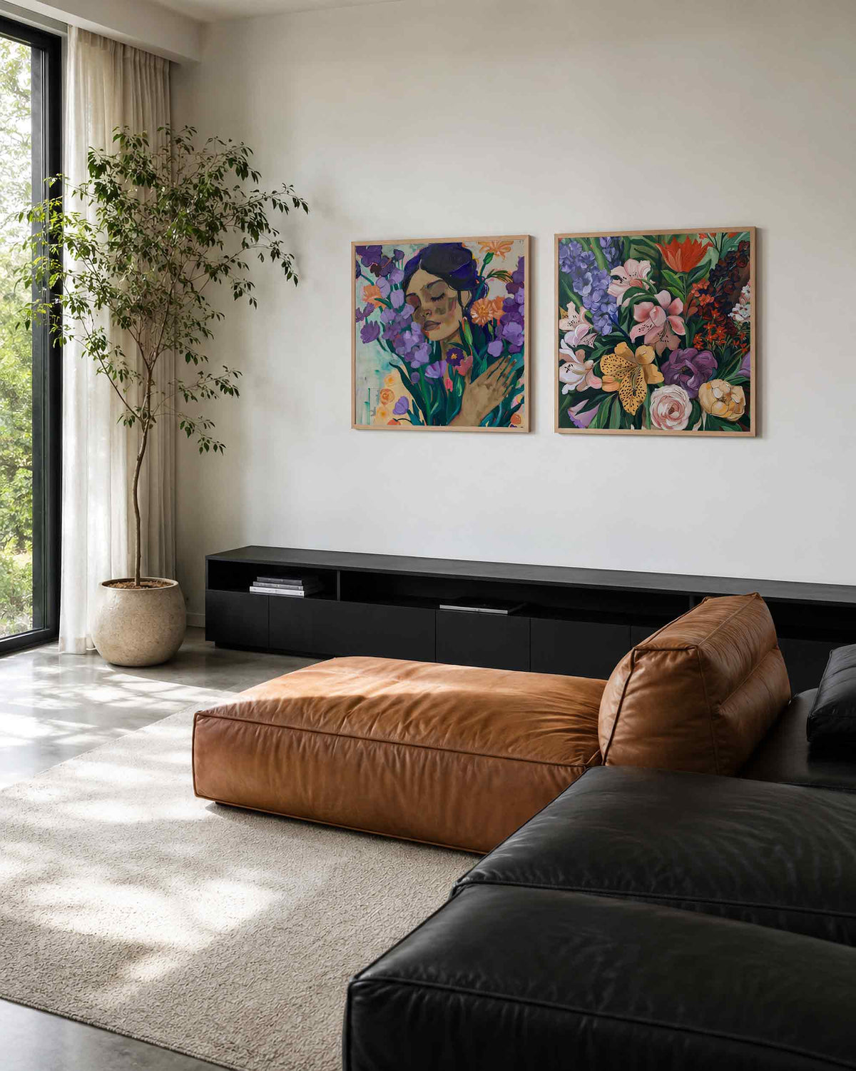 Interieurpresentatie van een tweedelige vierkante posterset met bloemenportret