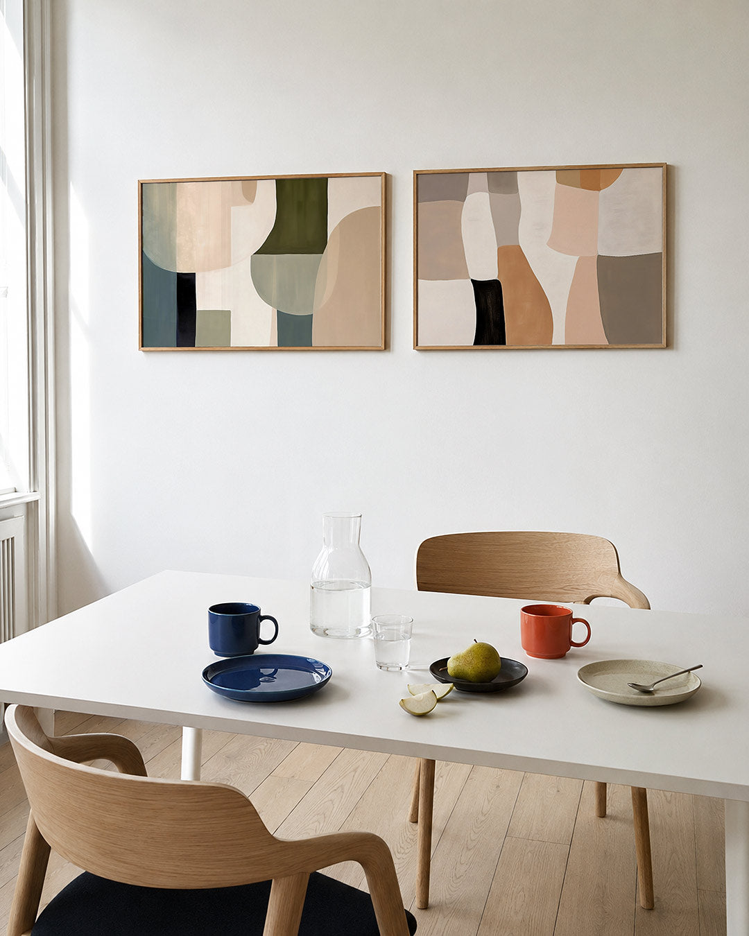 Tweedelige posterset met zachte, overlappende kleurvlakken in aardetinten, getoond in een interieur