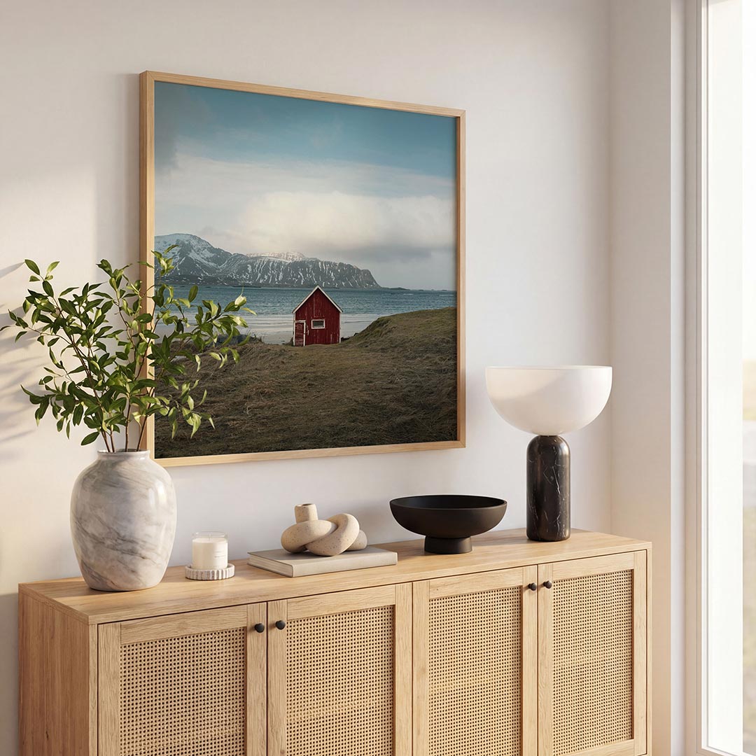 Rood huisje aan zee Poster