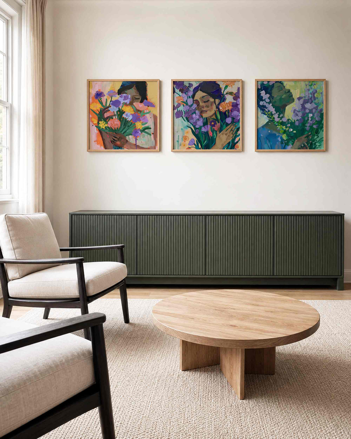 Interieurpresentatie van een driedelige vierkante posterset met vrouwenportretten met bloemen