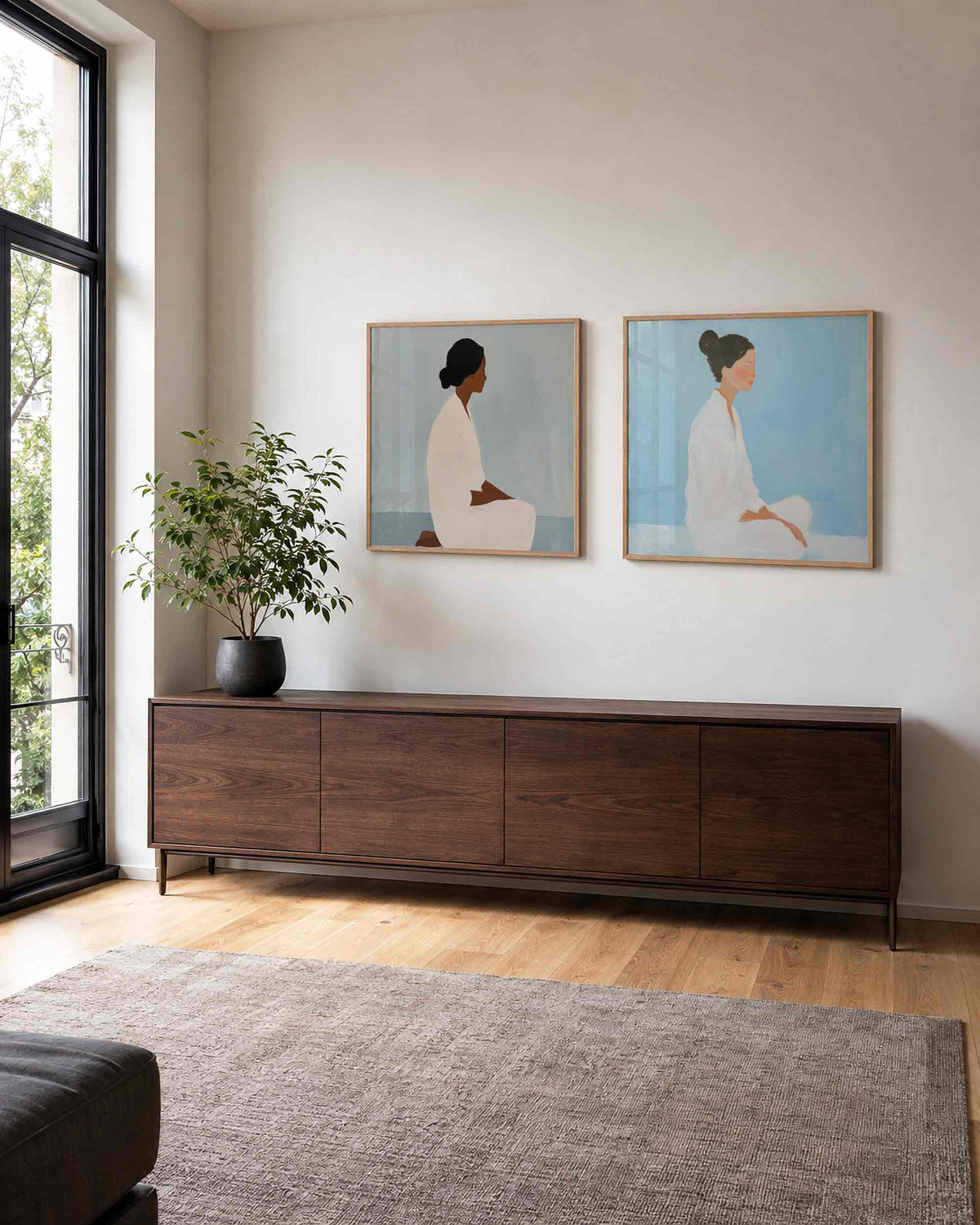 Interieurpresentatie van een tweedelige vierkante posterset met zittende vrouwen