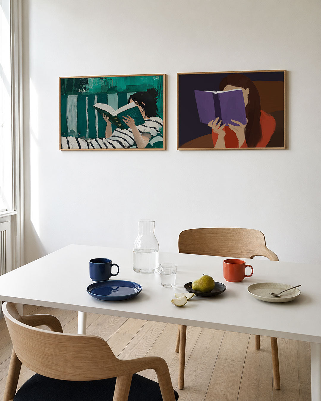 Tweedelige posterset met een persoon met een boek, getoond in een interieur