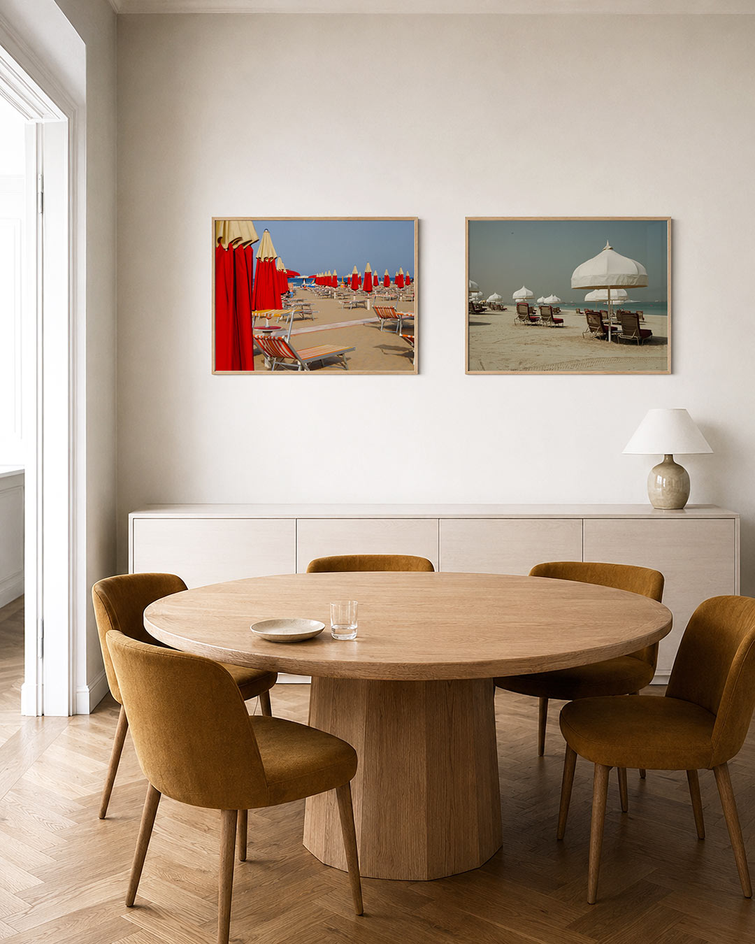Tweedelige posterset met rode parasols en ligbedden op een zonnig strand, getoond in een interieur