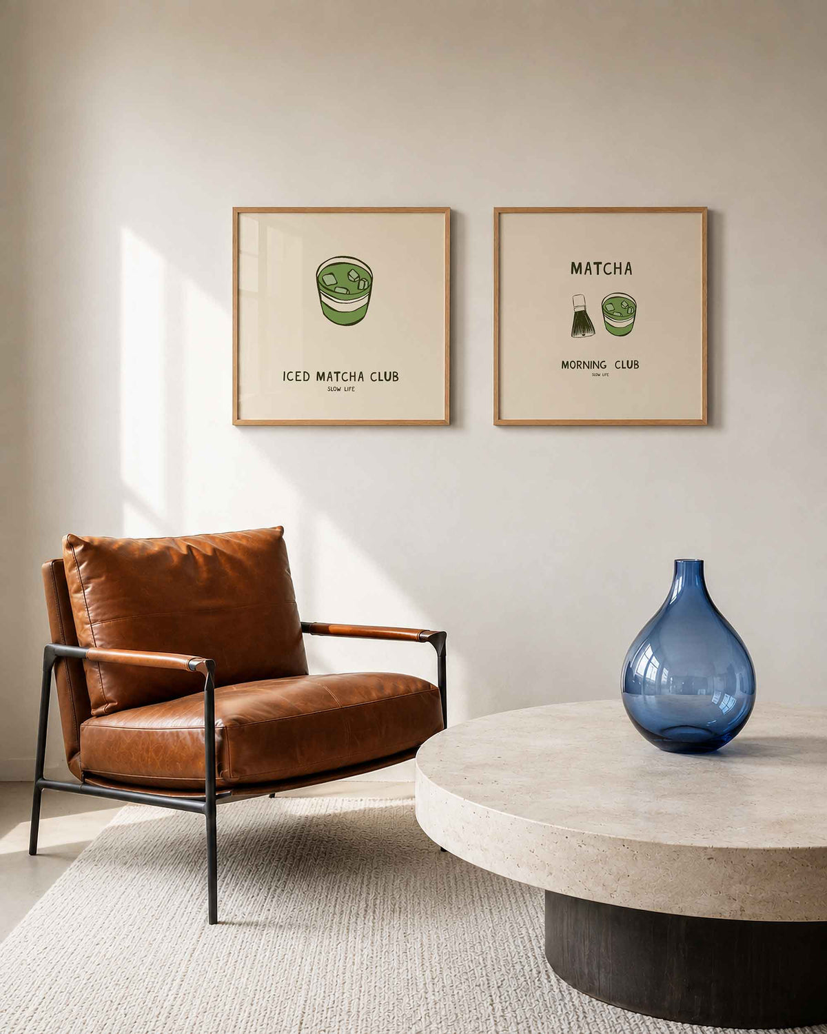 Interieurpresentatie van een tweedelige vierkante posterset met matcha kom