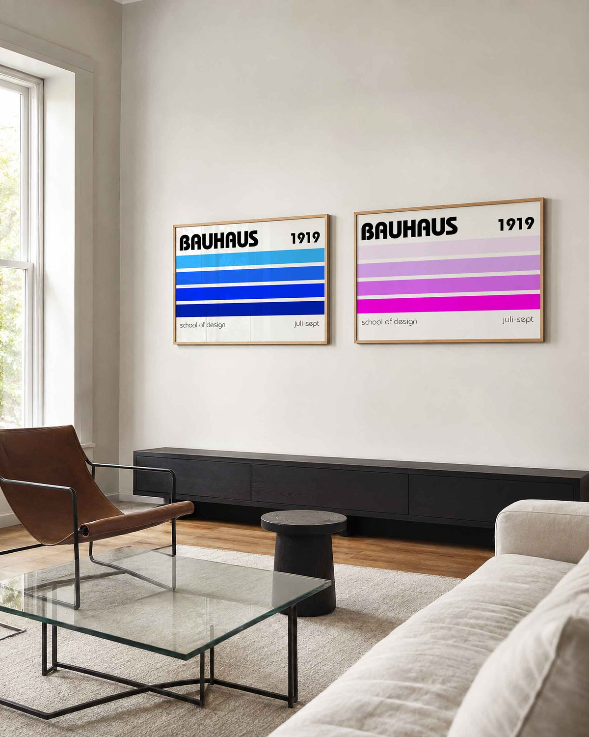 Interieurmockup van tweedelige landscape-posterset met blauwe en paarse kleurbanen