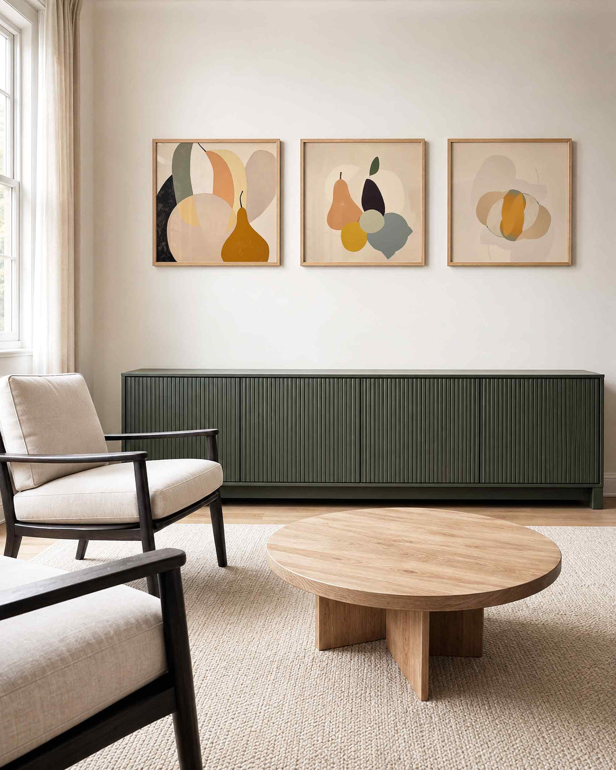 Interieurpresentatie van een driedelige vierkante posterset met abstracte fruitvormen