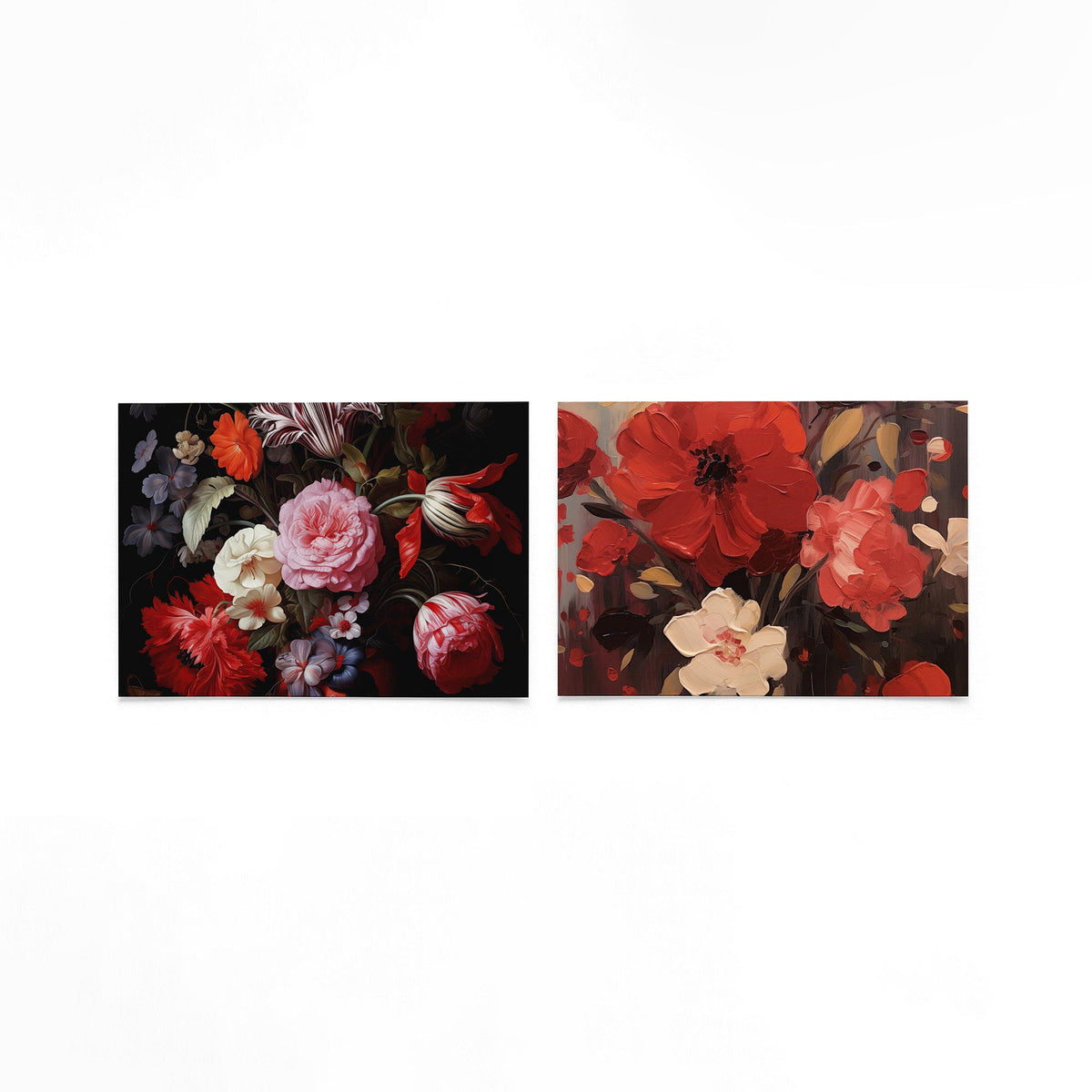 Twee liggende posters met een weelderige verzameling bloemen in rijke tinten van rood op een gebroken witte achtergrond
