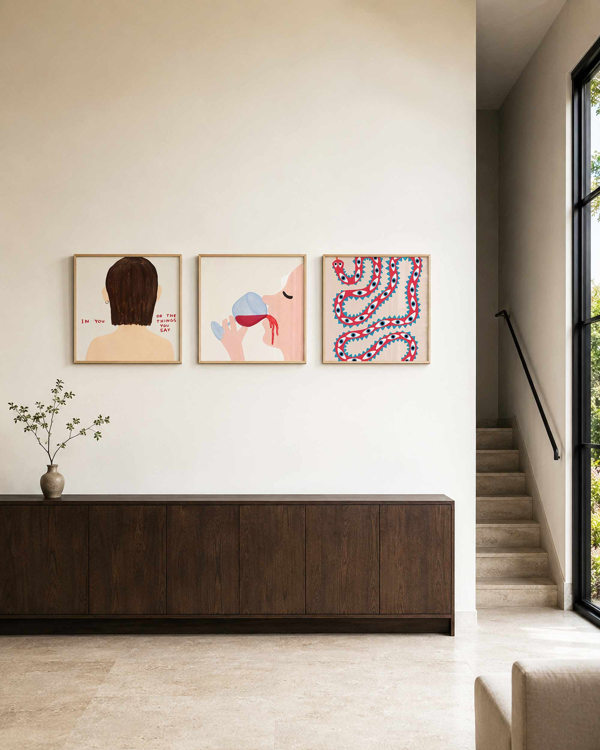 Interieurpresentatie van een driedelige vierkante posterset met vrouw en speelse beelden