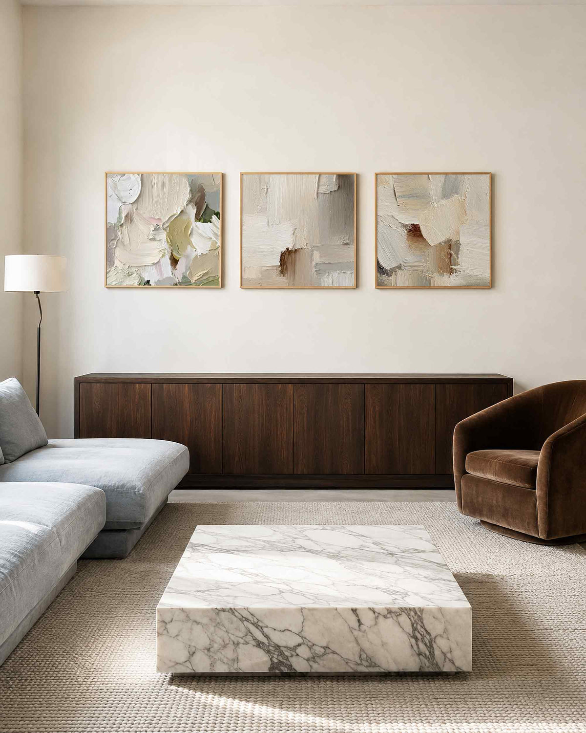 Interieurpresentatie van een driedelige vierkante posterset met abstracte verfstructuren