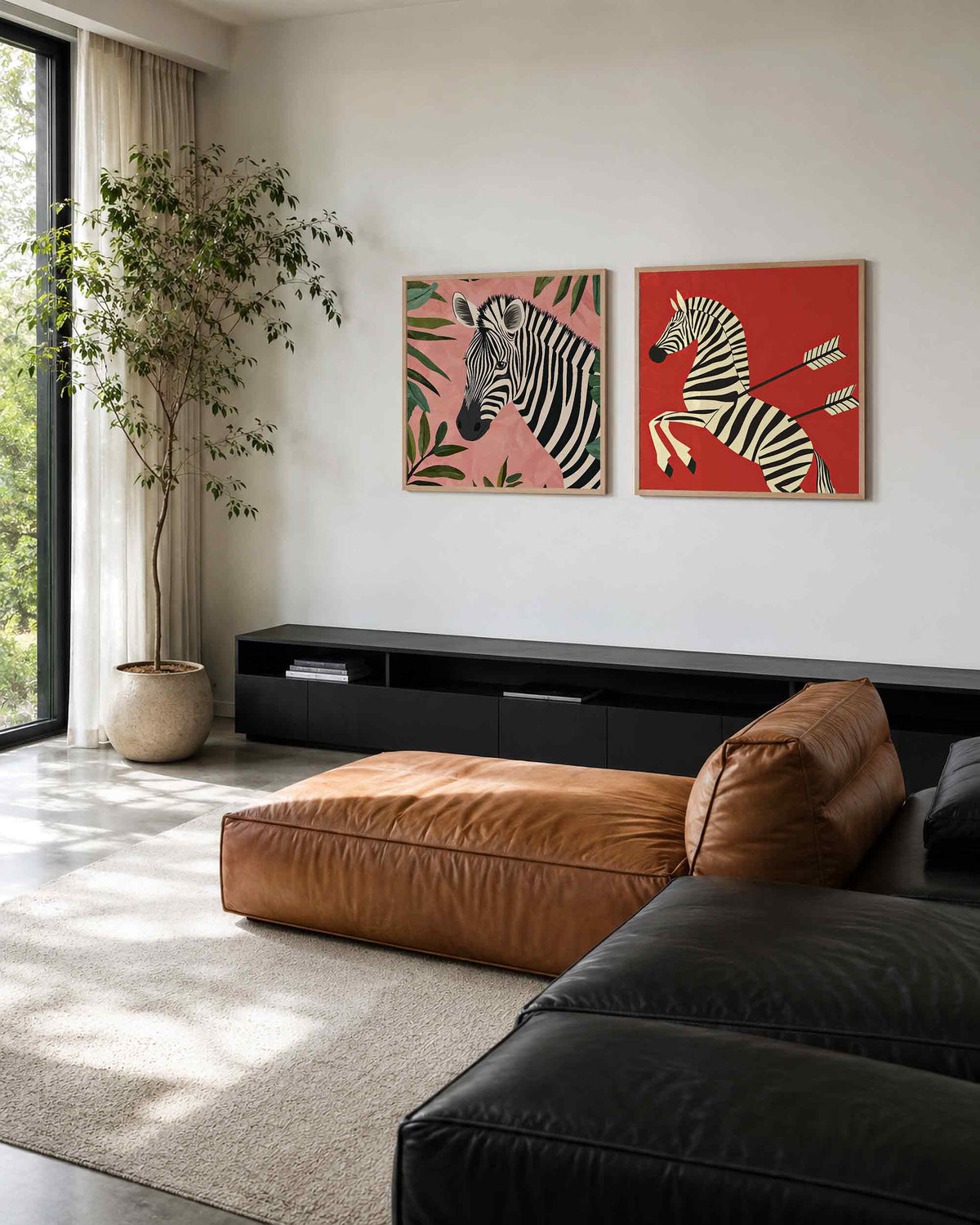 Interieurpresentatie van een tweedelige vierkante posterset met zebra’s in blad en rood