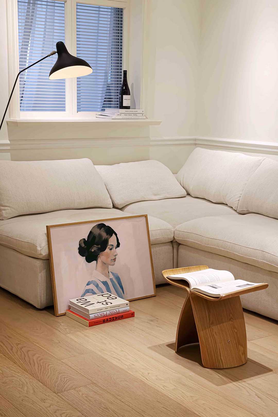 Vrouw in blauw gestreepte blouse Poster