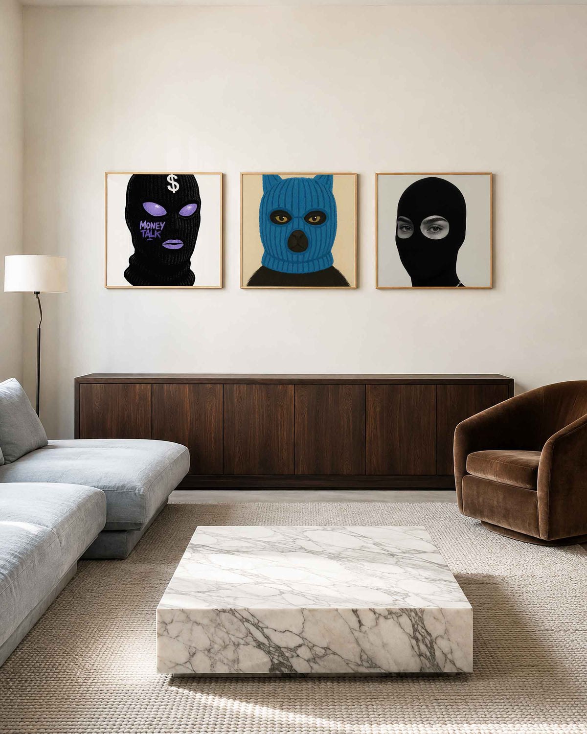 Interieurpresentatie van een driedelige vierkante posterset met maskerportretten