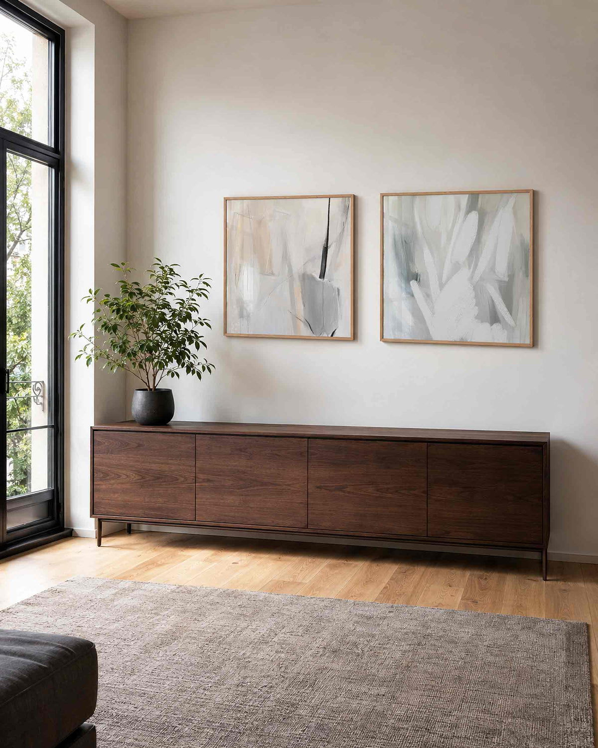 Interieurpresentatie van een tweedelige vierkante posterset met lichte penseelstreken