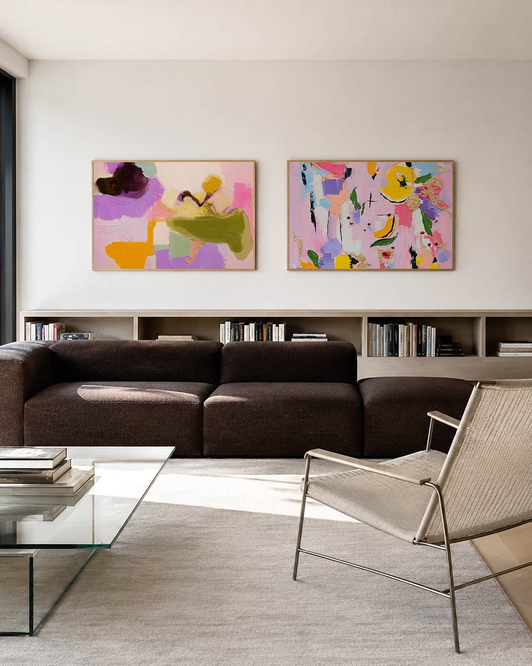 Twee liggende posters met kleurvlakken, aan de muur in een interieur