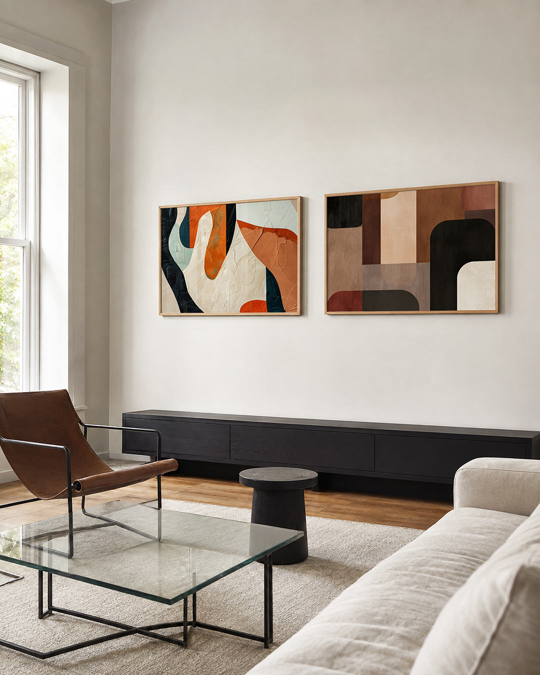Tweedelige posterset met vloeiende vormen en warme kleuren, getoond in een interieur