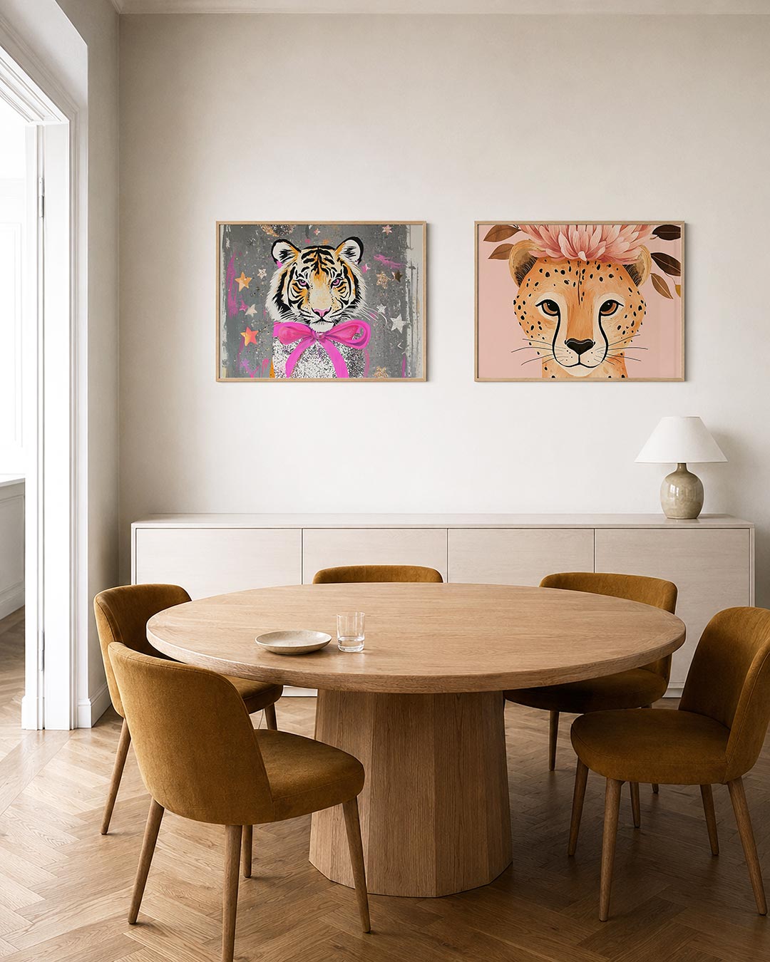 Twee liggende posters met een kleurrijke tijger met roze strik, aan de muur in een interieur