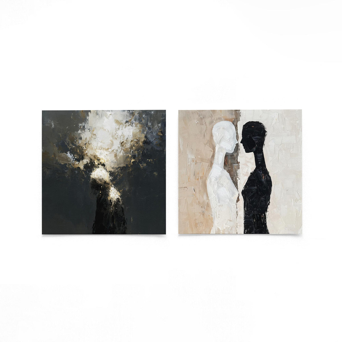 Twee vierkante posters met twee figuren op een gebroken witte achtergrond