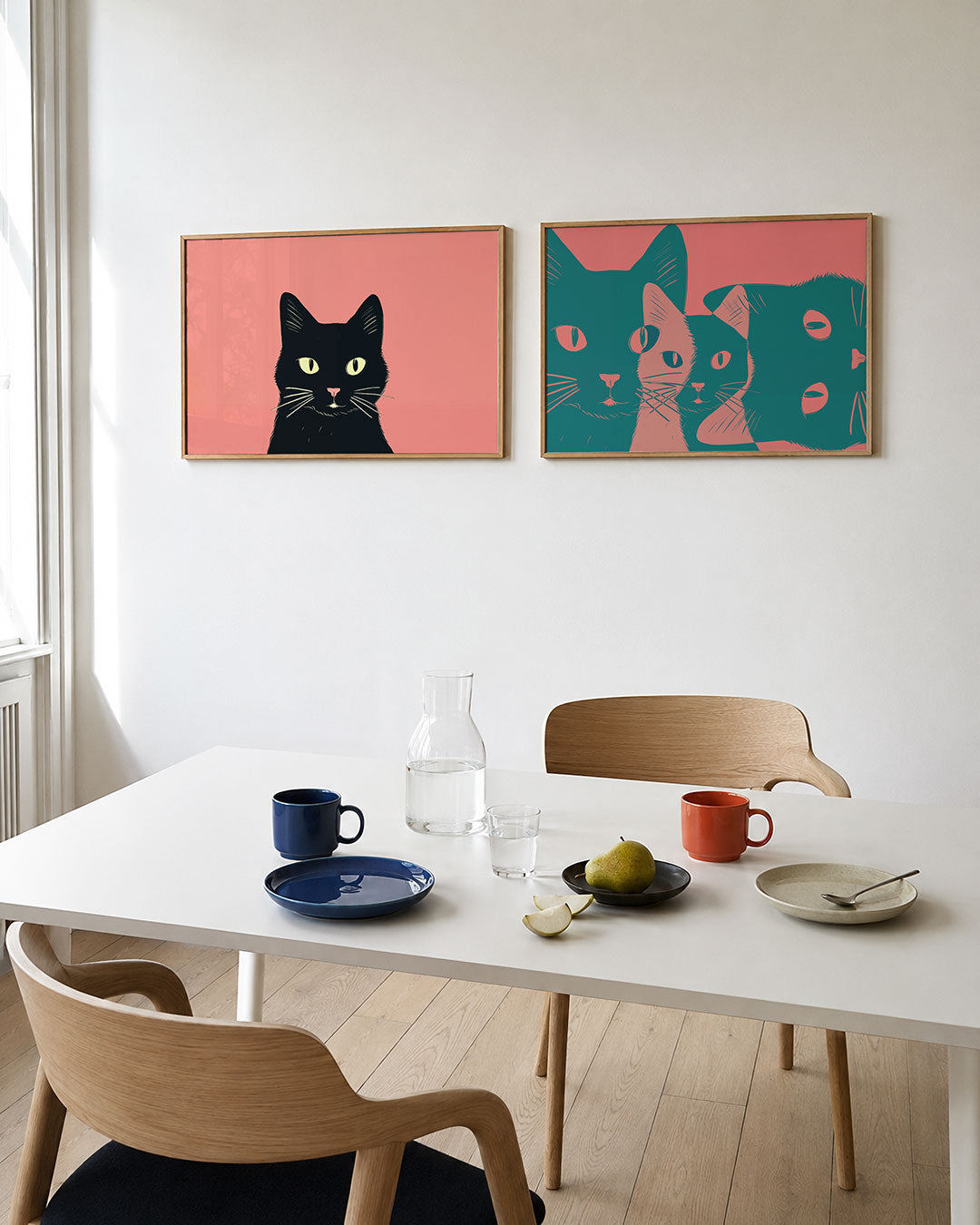 Interieurpresentatie van twee posters met een zwarte kat met heldere ogen tegen een roze achtergrond