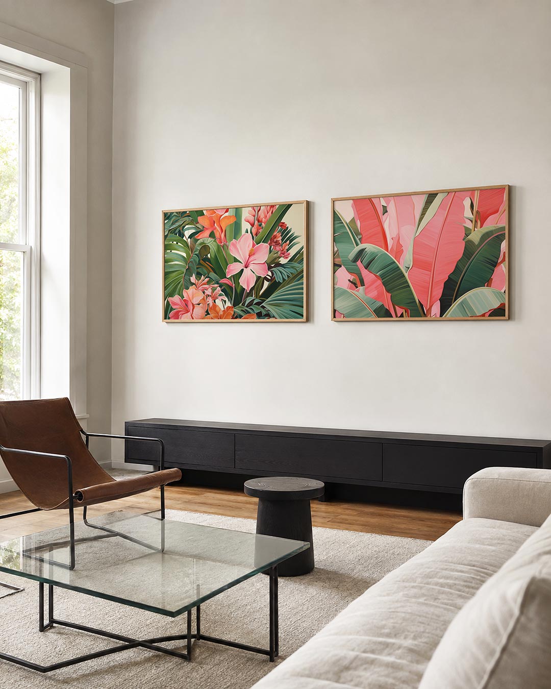 Interieurbeeld met twee liggende posters: een weelderige verzameling van roze en oranje bloemen, omringd door groene bladeren