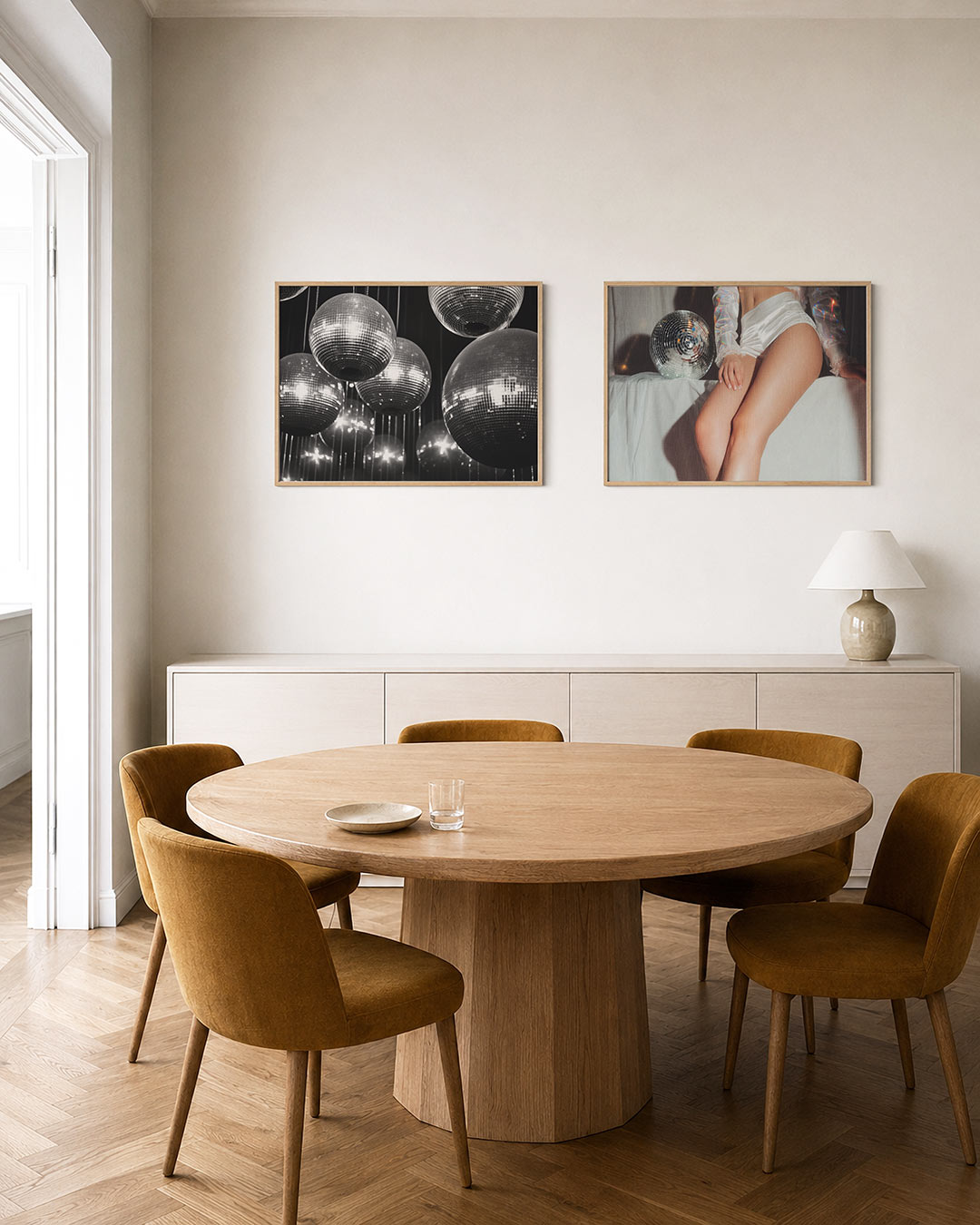 Twee liggende posters met een verzameling glinsterende bollen die zweven in een donkere ruimte, aan de muur in een interieur
