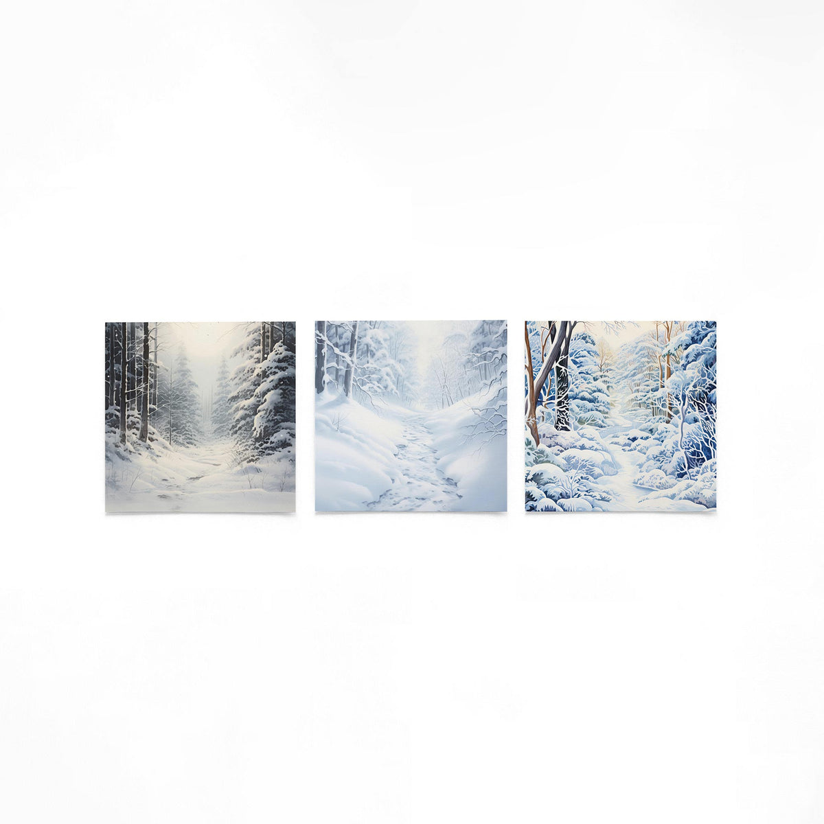 Drie vierkante posters met besneeuwd boslandschap op een gebroken witte achtergrond