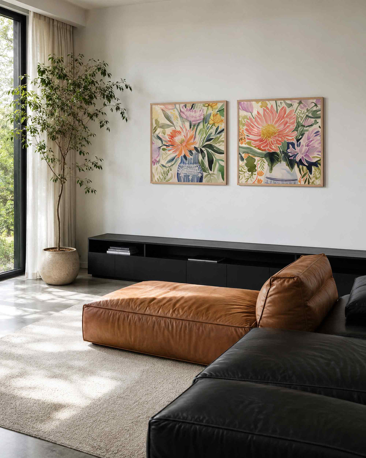 Interieurpresentatie van een tweedelige vierkante posterset met bloemen in vazen