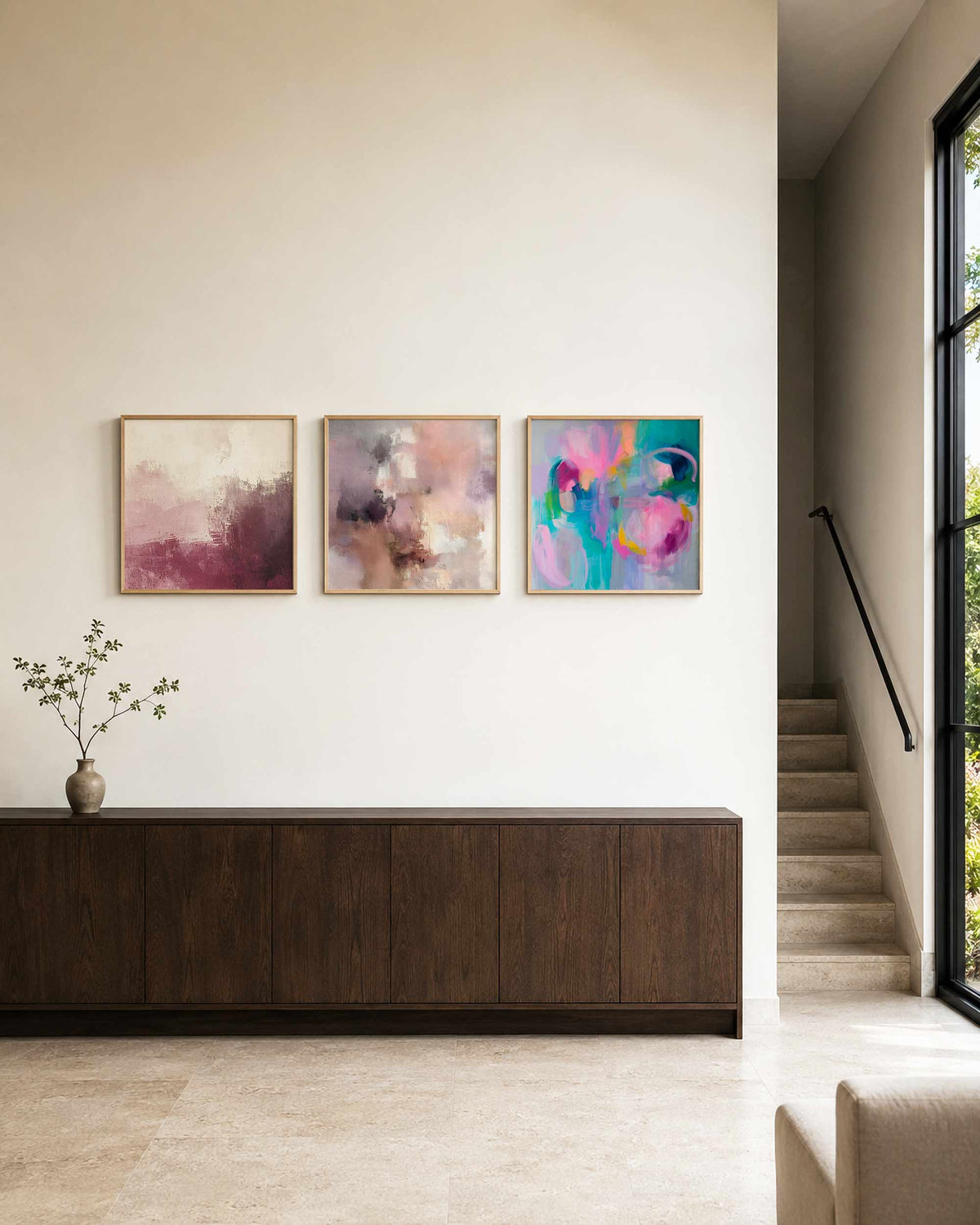 Interieurpresentatie van een driedelige vierkante posterset met abstracte kleuren