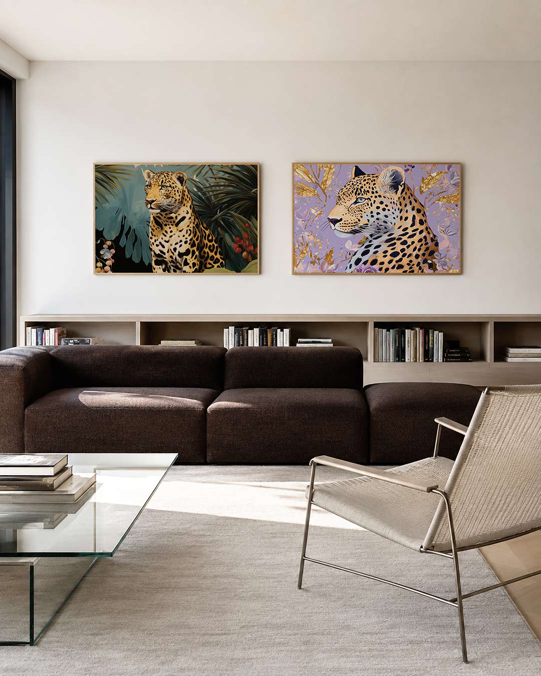 Twee liggende posters met een luipaard tussen bladeren en kleurrijke bessen, aan de muur in een interieur