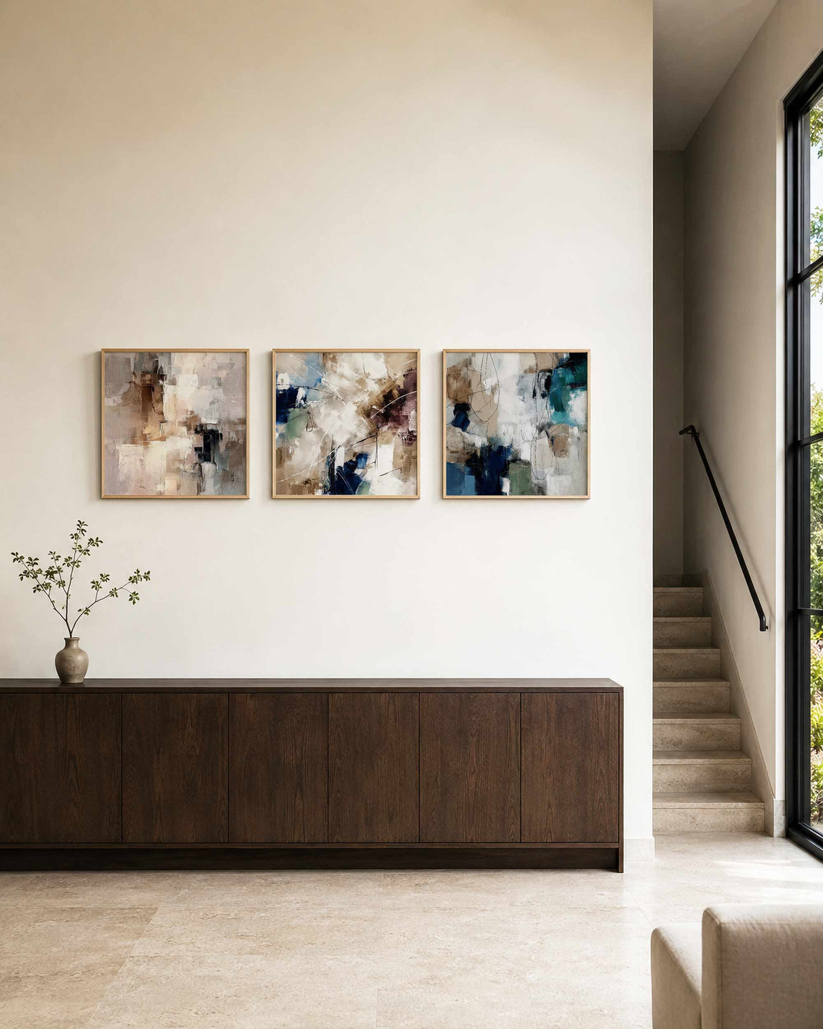 Interieurpresentatie van een driedelige vierkante posterset met abstracte vlakken