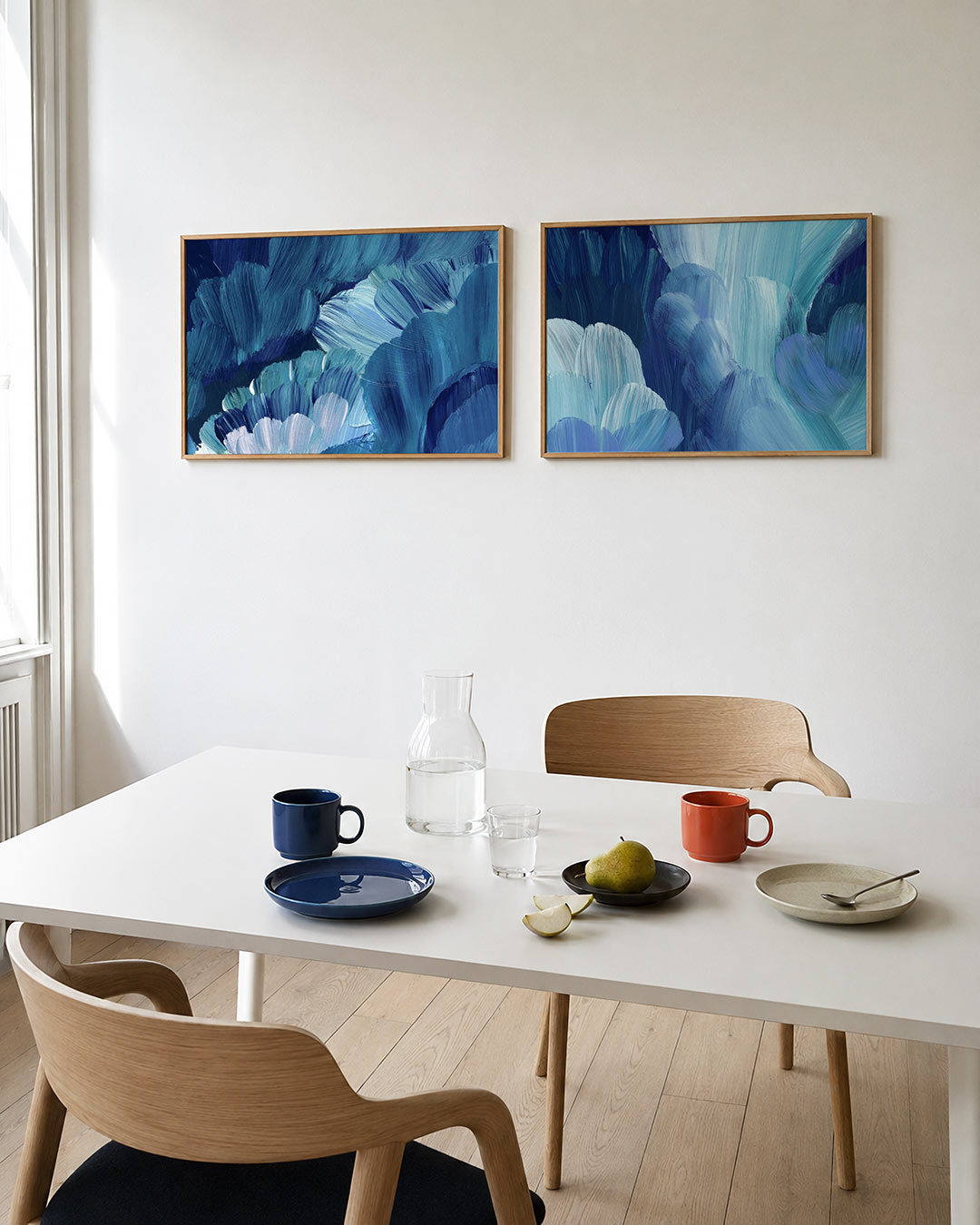 Twee liggende posters met deze tweedelige posterset heeft blauwe en witte borstelstreken, aan de muur in een interieur