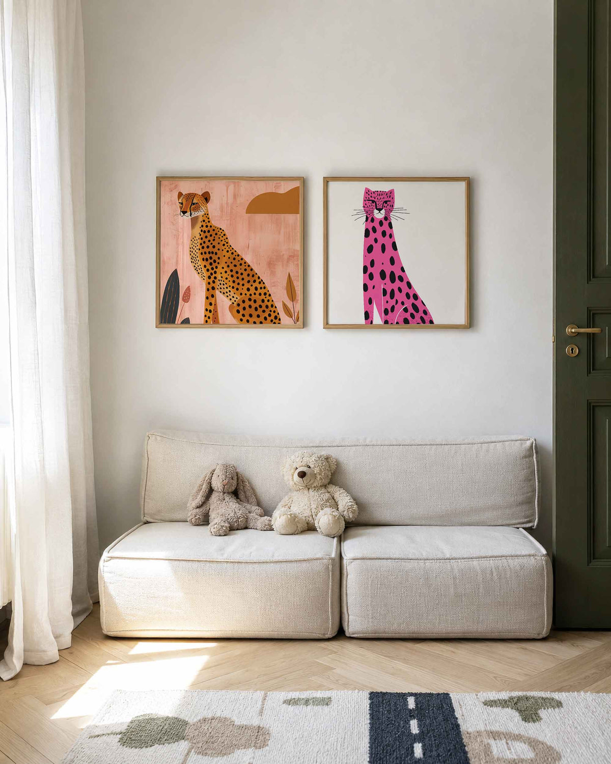Interieurpresentatie van een tweedelige vierkante posterset met gepotte cheeta