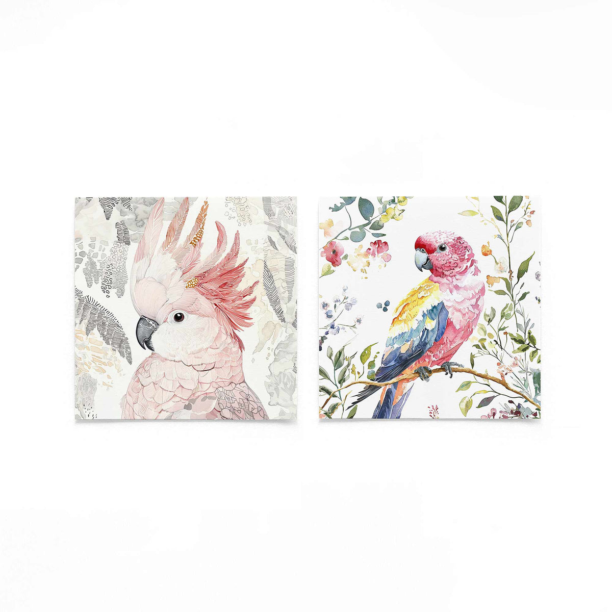 Twee vierkante posters met roze kaketoes op een gebroken witte achtergrond