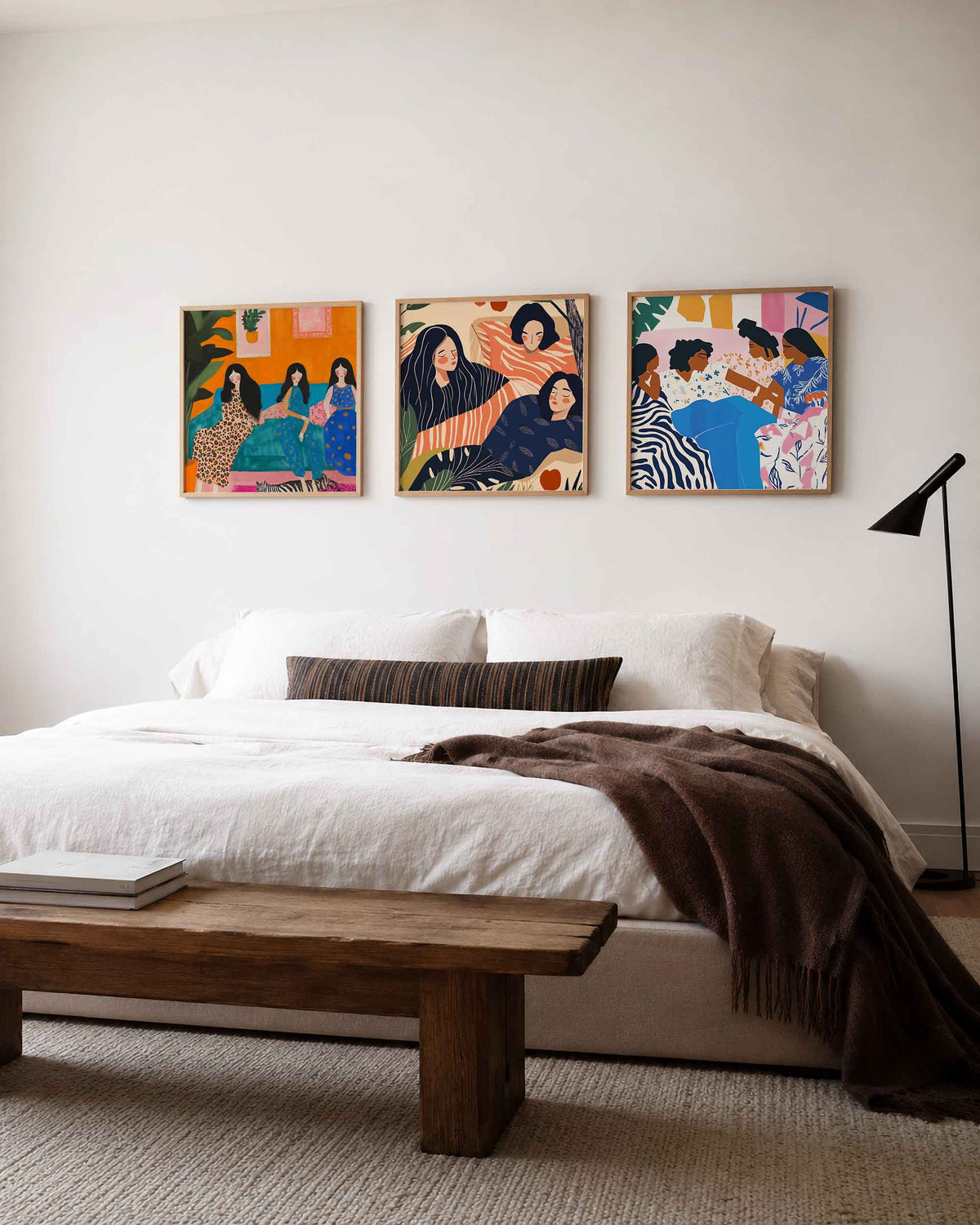 Interieurpresentatie van een driedelige vierkante posterset met vrouwenportretten en gezelschap